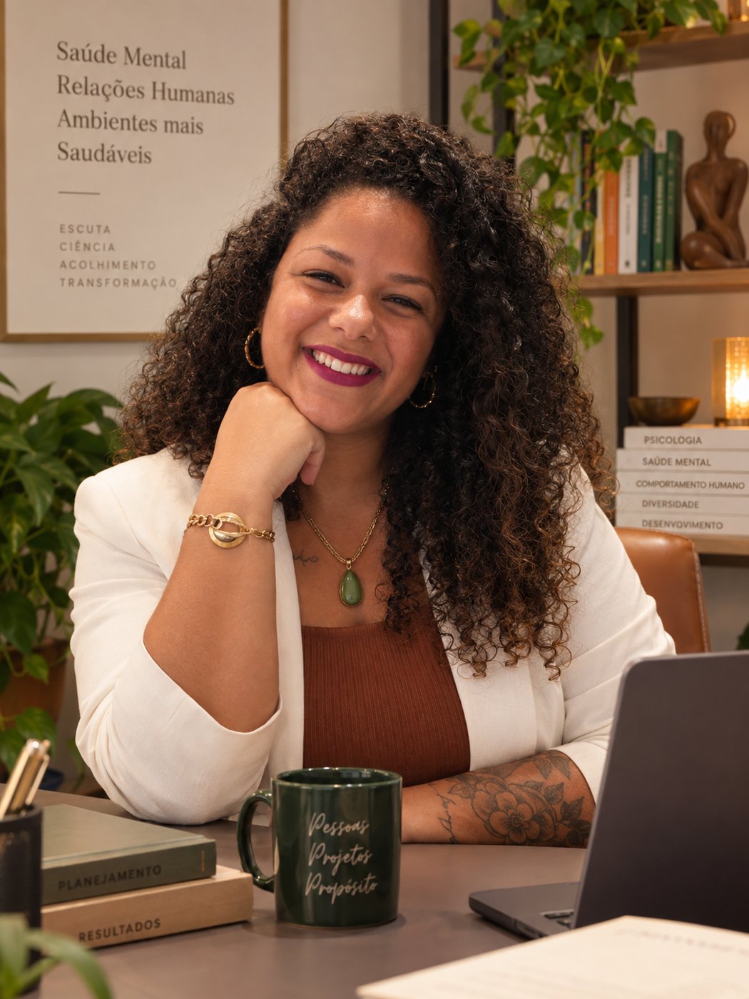 Danielle Venda sorrindo em seu escritório