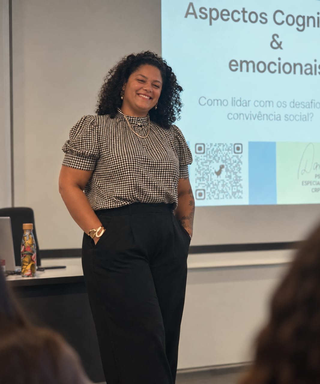 Danielle Venda durante palestra na UNIFESP